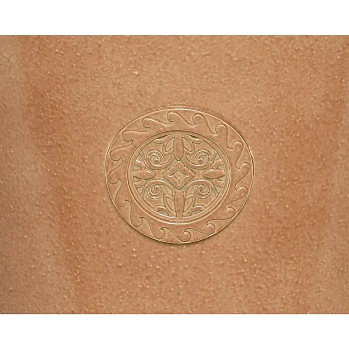 Maceta para planta Sarah - Dimensiones externas (Ø x Al): 35 x 30,5 cm, Otros, Colores surtidos - Primer plano de un medallón de cuero con un intrincado diseño circular sobre cuero marrón claro texturizado.