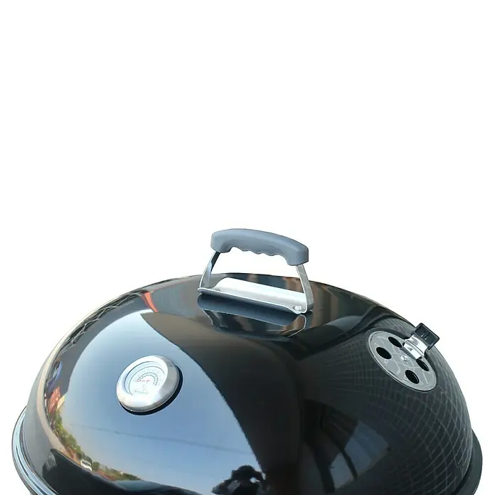 Kingstone Kugelgrill Bullet 66 - Durchmesser Grillfläche: 66 cm, Schwarz - Detailaufnahme eines schwarzen Kugelgrills mit Temperaturanzeige und Griff am Deckel. Ideal für Grillabende im Freien.