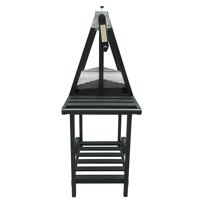 Grillstar Holzkohlegrill Idaho - Grillfläche (B x T): 58,6 x 39,5 cm, Schwarz - Abbildung eines schwarzen Grills mit einem Dreiecksgestell. Der Grill hat Räder und eine untere Ablage für Zubehör oder Brennmaterial.