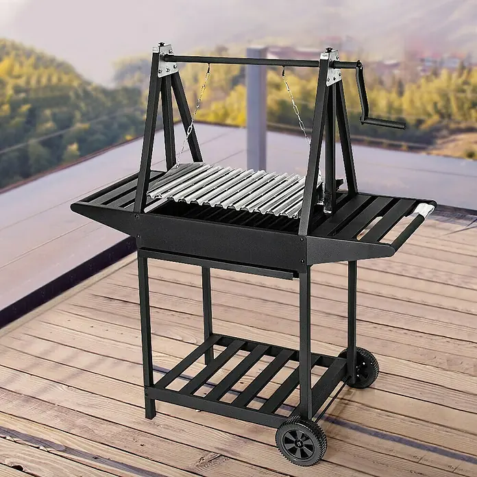 Grillstar Barbacoa de carbón Idaho - Superficie de la parrilla (An x Pr): 58,6 x 39,5 cm, Negro - Imagen de una parrilla de carbón negra con ruedas, mecanismo de manivela y rejilla en una terraza de madera.