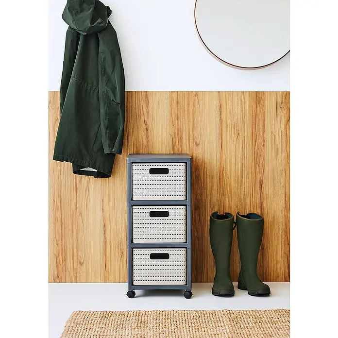 Rotho Rollenaufbewahrungsbox Country - L x B x H: 37,5 x 37,5 x 71,2 cm, Cappuccino - Garderobe mit einem grauen Rollcontainer mit drei Schubladen und grünen Gummistiefeln.