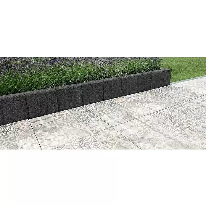 Diephaus Palisade Niles - 90 x 20 x 8 cm, Basalt, Beton - Dunkelgraue Betonrandsteine trennen ein Lavendelbeet von einer gemusterten Terrasse.