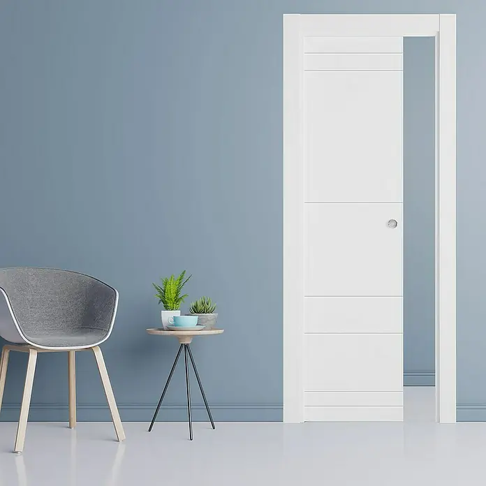 Puerta corredera de madera Maracay - 72,5 x 203 cm, Blanco, Maciza, Con uñero - Una puerta interior blanca moderna con adornos horizontales y un tirador plateado, ligeramente entreabierta, sobre una pared azul.