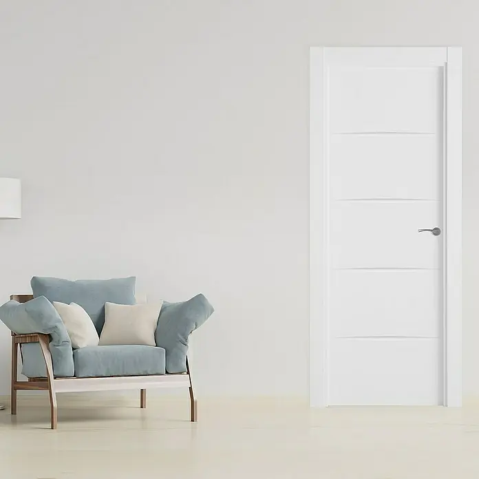 Pack puerta de interior Haití - 62,5 x 203 cm, Izquierda, Blanco - Una puerta interior blanca moderna con elementos de diseño horizontales y un tirador plateado, que aporta luminosidad y estilo a la habitación.