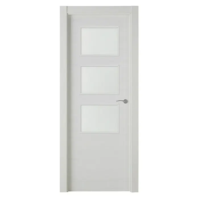 Pack puerta acristalada Nebraska - 82,5 x 203 cm, Izquierda, Gris claro - Una puerta interior blanca moderna con tres paneles rectangulares y una manija elegante.