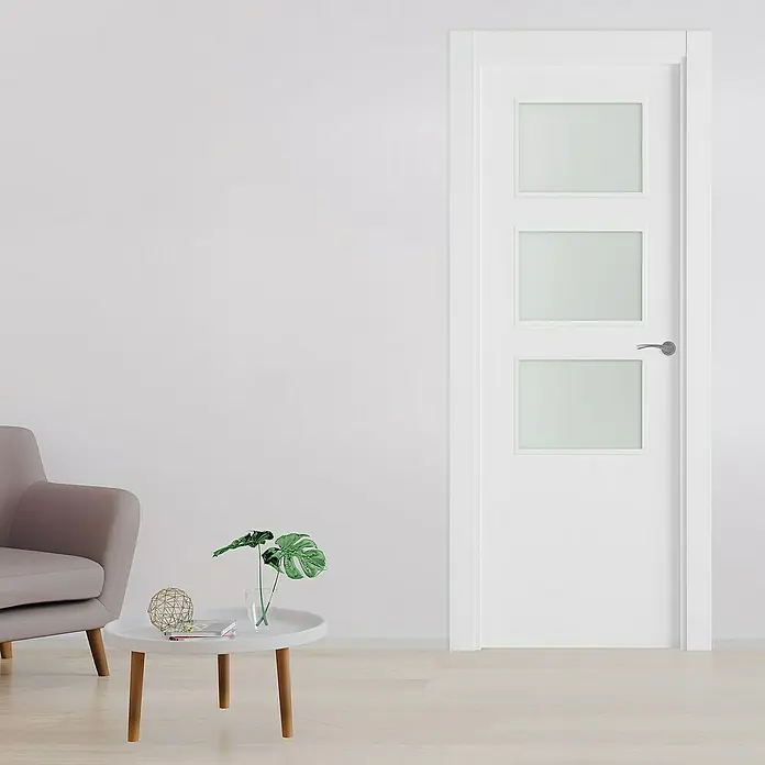 Pack puerta acristalada Barbados Evo - 82,5 x 203 cm, Izquierda, Blanco - Un interior elegante con una puerta interior blanca con tres paneles de vidrio, aportando luz y estilo a la habitación. La puerta complementa el espacio.