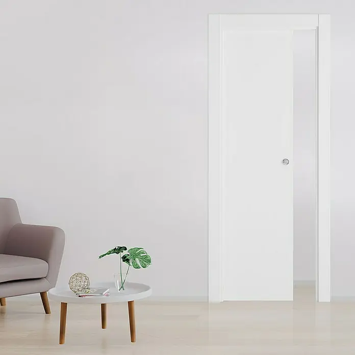 Puerta corredera de madera Barbados - 82,5 x 203 cm, Blanco, Maciza, Con pico de loro - Un elegante diseño moderno de puerta corredera blanca, perfecto para interiores elegantes. La puerta está parcialmente abierta, revelando una vista de la habitación contigua.