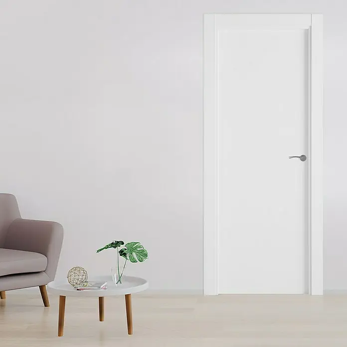 Pack puerta de interior Barbados Evo - 82,5 x 203 cm, Izquierda, Blanco - Una moderna puerta interior blanca con un diseño elegante y manija plateada, ideal para un interior minimalista.