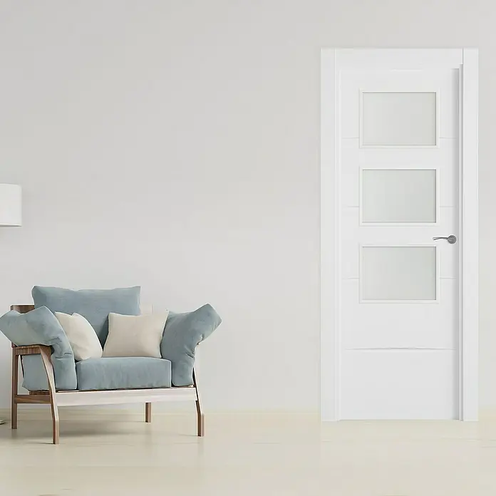 Pack puerta de interior Haití - 72,5 x 203 cm, Izquierda - Diseño elegante de puerta interior blanca con tres paneles de vidrio, ideal para espacios habitables luminosos y modernos.