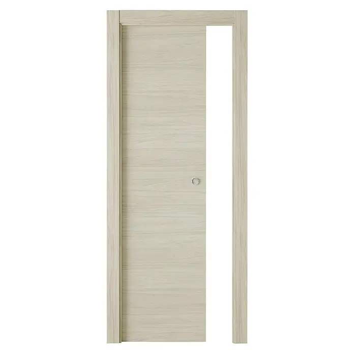 Puerta corredera de madera Arizona - 72,5 x 203 cm, Roble arena, Maciza, Con uñero - Una puerta de madera moderna de color claro, entreabierta, con un pomo redondo y sencillo. La puerta tiene un marco con textura de veta de madera.