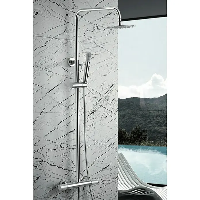 Imex Line Sistema de ducha / bañera - Con grifo termostático, Número de tipos de chorro: 1 ud., Cromo - Elegante conjunto de ducha cromado con rociador y ducha de mano frente a una pared de mármol, con vistas a la piscina y al paisaje.