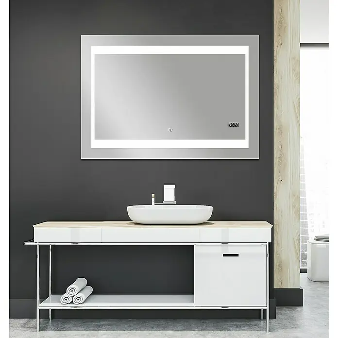 DSK Lichtspiegel Silver Futura - 100 x 70 cm - Ein moderner Badezimmerspiegel mit LED-Beleuchtung und digitaler Anzeige über einem Waschbecken.