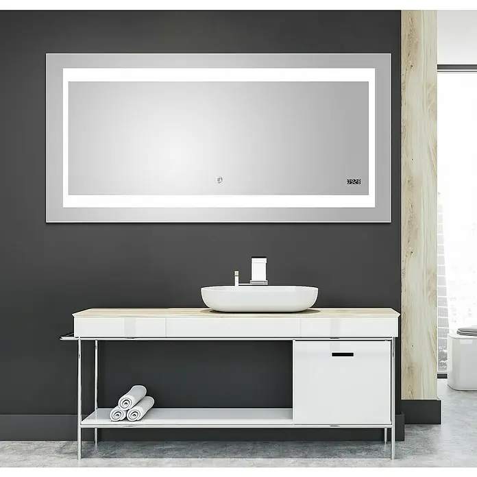 DSK Lichtspiegel Silver Futura - 140 x 70 cm - Modernes Badezimmer mit einem beleuchteten Spiegel über einem stilvollen Waschtisch. Der Spiegel mit Uhrzeit ist ein echter Hingucker.