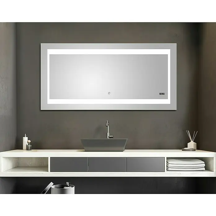 DSK Lichtspiegel Silver Futura - 140 x 70 cm - Ein rechteckiger LED-beleuchteter Badezimmerspiegel mit digitaler Anzeige über einem modernen Waschtisch.