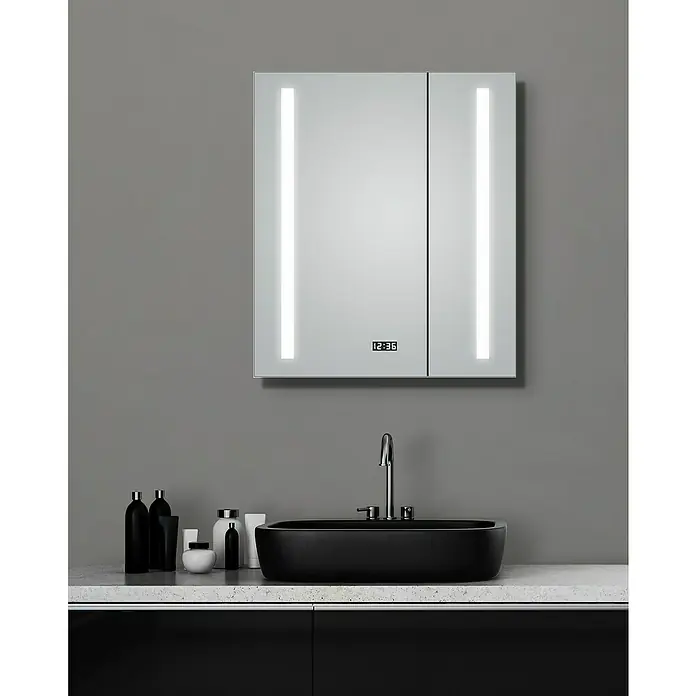 DSK LED-Spiegelschrank Aluminio Sun - B x H: 60 x 70 cm, Aluminium, Silber - Badezimmer-Interieur mit modernem Spiegelschrank mit Beleuchtung und digitaler Anzeige über einem stilvollen Waschbecken.