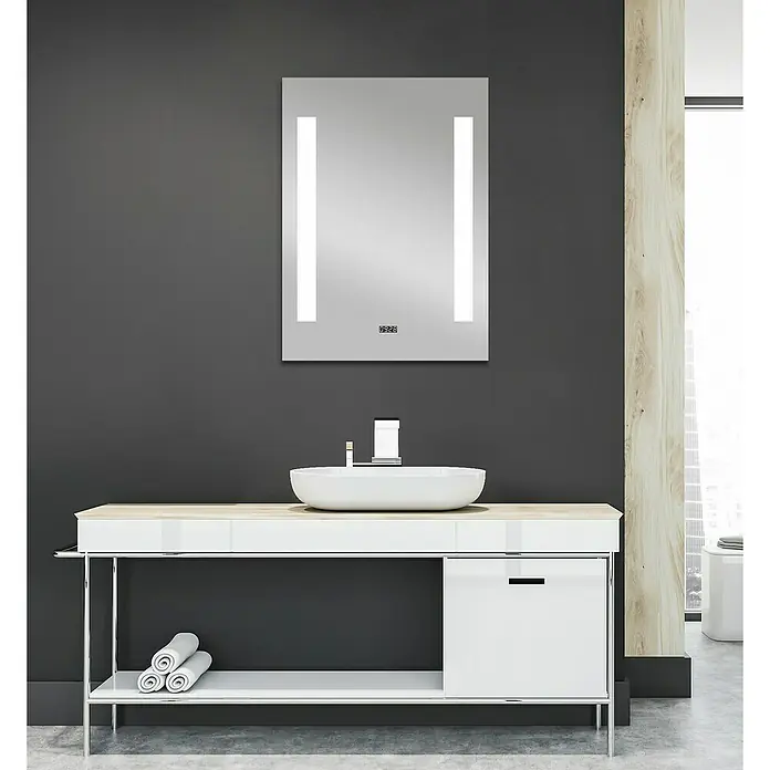DSK LED-Lichtspiegel Chrystal Creek - 50 x 70 cm, Eingebaute Digitaluhr - Modernes Badezimmer-Interieur mit einem eleganten Waschtisch und einem beleuchteten Spiegel, der dem Raum ein zeitgemäßes Flair verleiht.