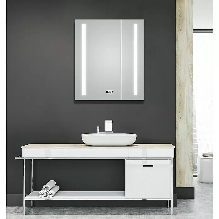 DSK LED-Spiegelschrank Aluminio Sun - B x H: 60 x 70 cm, Aluminium, Silber - Verspiegelter Badschrank mit LED-Beleuchtung und Digitaluhr über einem Waschbecken in modernem Ambiente.