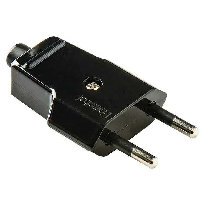 Famatel Clavija plana - Negro - Primer plano de un Europlug negro con dos clavijas redondas y la inscripción "Ramatel".