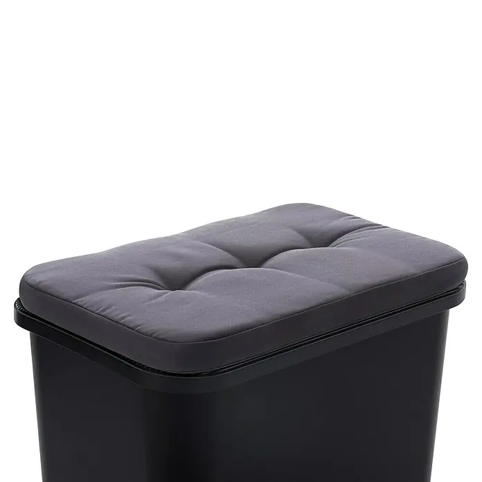 SmartStore Collect Sitzkissen - L x B x H: 58 x 38 x 4,5 cm, SmartStore Mülltrennsystem Collect - Bild eines schwarzen Hockers mit grauem, gestepptem Sitzkissen. Der Hocker bietet eine bequeme und stilvolle Sitzgelegenheit.