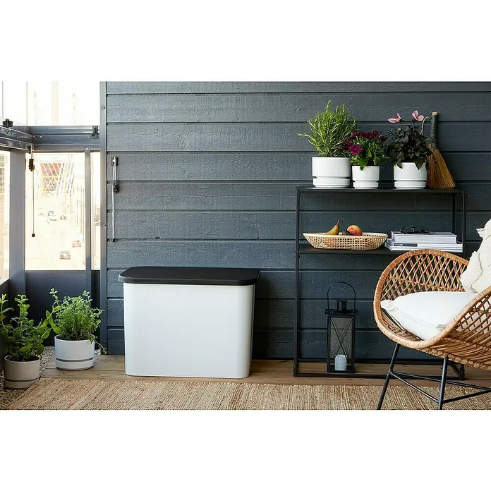 SmartStore Collect Deckel - 40 x 58,5 cm, Kunststoff, Schwarz - Die Abbildung zeigt eine stilvolle, weiße Aufbewahrungsbox mit schwarzem Deckel, die perfekt für den Außenbereich geeignet ist.