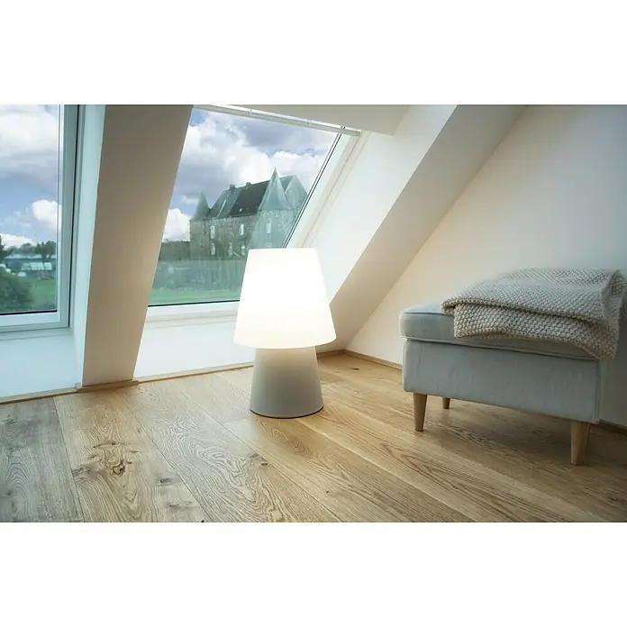 8 Seasons Design No. 1 LED-Dekoleuchte - 6 W, Sand, L x B x H: 39 x 39 x 60 cm - Das Bild zeigt eine moderne graue Tischleuchte mit weißem Lampenschirm auf einem Holzboden in einem hellen Raum. Im Hintergrund ist ein Fenster zu sehen.