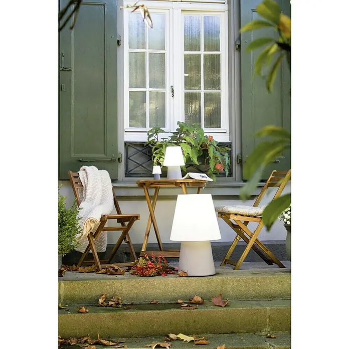 8 Seasons Design No. 1 Dekoleuchte - 9 W, Sand, L x B x H: 39 x 39 x 60 cm - Eine dekorative Terrassenszene mit Tischleuchten auf einer Außentreppe, umgeben von Stühlen und herbstlichem Laub.