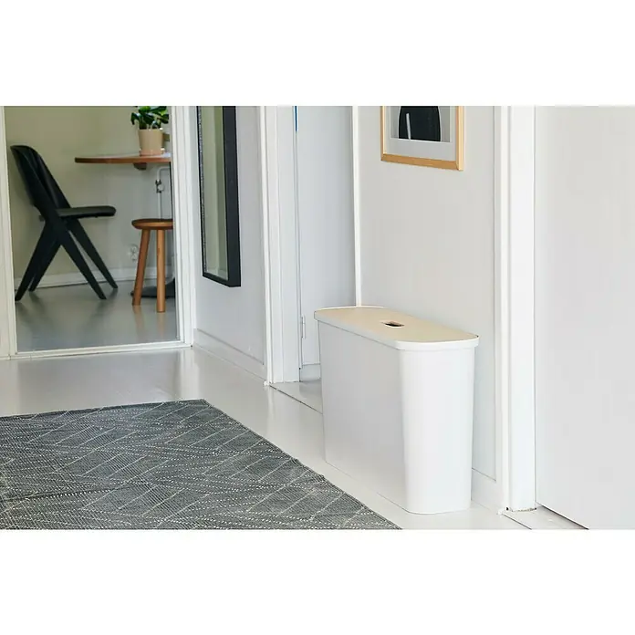 SmartStore Collect Mülltrennsystem Slim - 46 l, Weiß, Rechteckig, Kunststoff - Eine moderne, weiße Aufbewahrungsbox mit einem hellen Holzdeckel steht in einem hellen Flur.