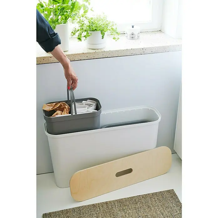 SmartStore Collect Mülltrennsystem Slim - 46 l, Weiß, Rechteckig, Kunststoff - Grauer Abfallbehälter in einer weißen Mülltonne mit Holzbrett, ideal für die getrennte Abfallsammlung in der Küche, praktisch und stilvoll.