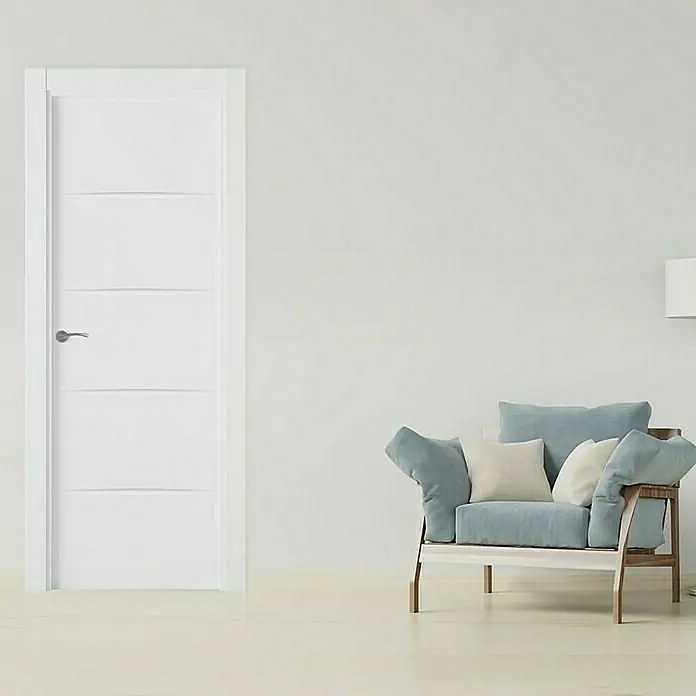 Pack puerta de interior Haití - 62,5 x 203 cm, Derecha, Blanco - Elegante puerta interior blanca con paneles horizontales y manija plateada en una habitación luminosa.