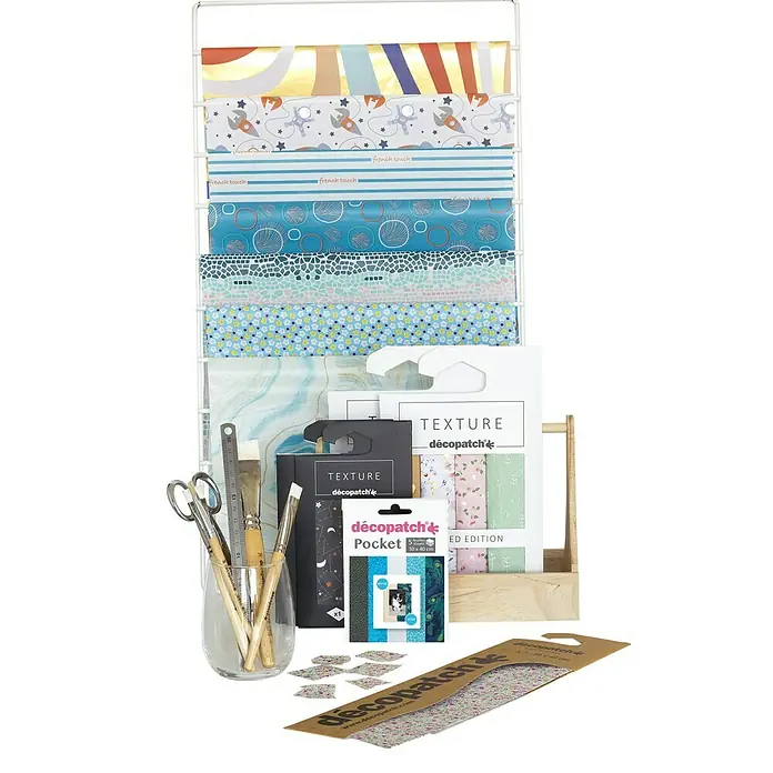 Décopatch Papel decorativo Pocket N8 - 40 x 30 cm, Papel - Primer plano de materiales de manualidades Decopatch, incluyendo papeles, adhesivos y herramientas dispuestas en una estantería y una caja de madera.
