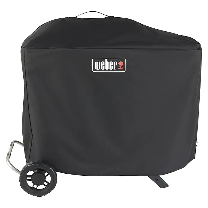 Weber Grill-Schutzhülle Traveler - Passend für: Weber Gasgrill Traveler, Kunststoff - Eine schwarze Weber Grill Abdeckung mit dem Weber Logo in einem Studio.