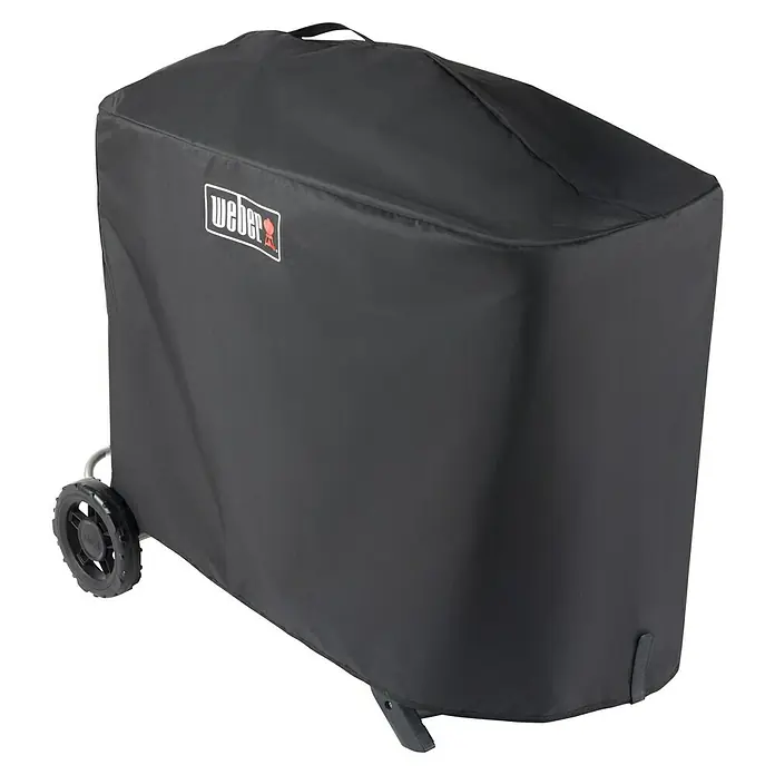 Weber Grill-Schutzhülle Traveler - Passend für: Weber Gasgrill Traveler, Kunststoff - Das Bild zeigt eine schwarze Weber Grillabdeckung, die einen Grill schützt. Die Abdeckung ist mit dem Weber-Logo versehen.