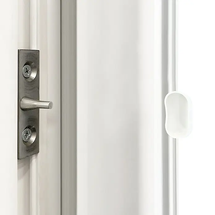 Haustür Smart KS-108 - 110 x 210 cm, DIN Anschlag: Rechts, Verkehrsweiß - Nahaufnahme eines weißen Türschlosses mit silberner Verriegelung, das Sicherheit und Privatsphäre für jeden Raum bietet.
