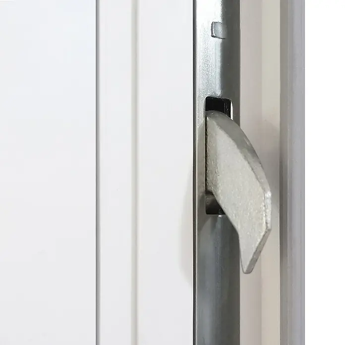 Haustür Smart KS-108 - 110 x 210 cm, DIN Anschlag: Rechts, Verkehrsweiß - Nahaufnahme eines Fenstergriffs aus Metall an einem weißen Fensterrahmen, der das Design und die Funktionalität hervorhebt.
