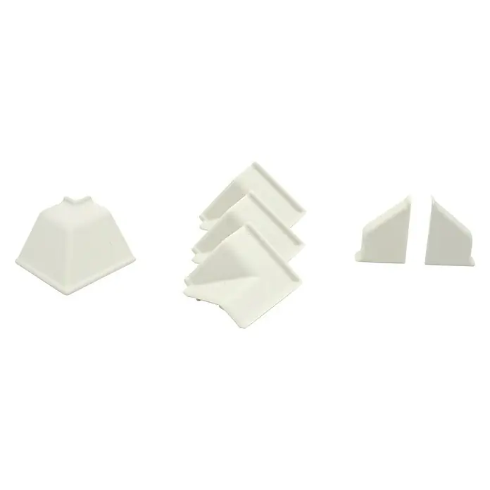 Kantoflex Zubehör-Set gedreht - Sand, 6 -tlg. - Das Bild zeigt eine Nahaufnahme von weißen Eckenschutz-Produkten, die auf einem schwarzen Hintergrund platziert sind.