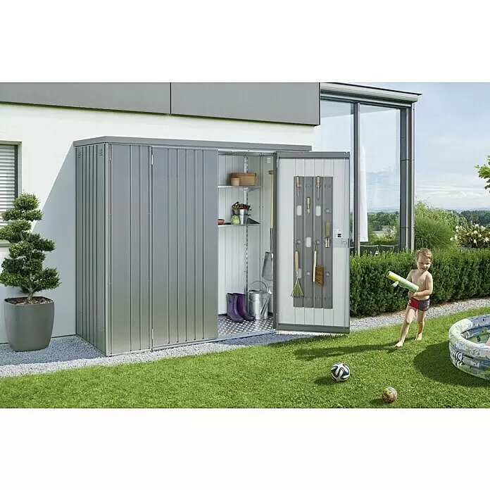 Biohort Geräteschrank 230 - Silber Metallic - Grauer Metall-Gartenschrank mit offenen Türen, zeigt organisierte Werkzeuge und Regale.