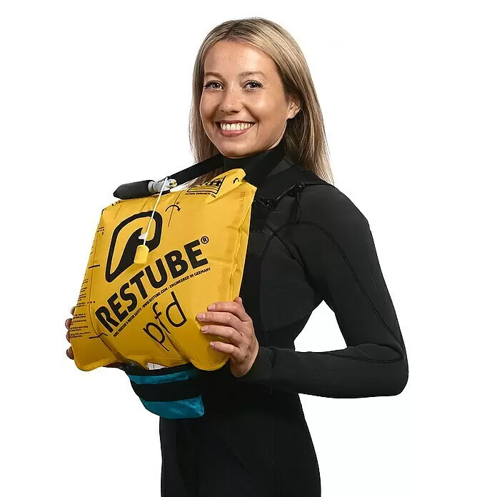 Restube Schwimmhilfe pfd by RESTUBE - Geeignet für: 1 Person, Gelb - Anwendungsbeispiel