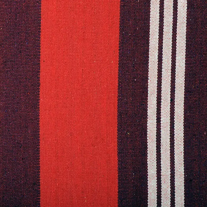 Amazonas Hängematte Salsa fuego - L x B: 310 x 140 cm, Rot/Violett - Nahaufnahme eines rot-violetten Stoffes mit weißen Streifen, der eine Textur mit feinen Fasern und einem klaren, strukturierten Muster zeigt.