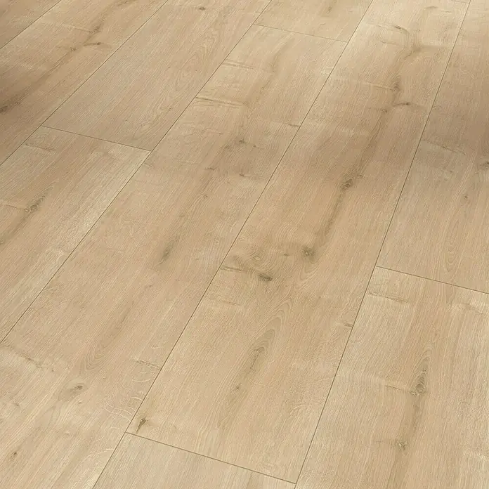 Parador Laminat Baisc 200 M4V - Eiche geschliffen, Landhausdiele, 1.285 x 194 x 7 mm - Nahaufnahme von hellem Laminatboden. Die Textur und das Muster des Bodens sind deutlich erkennbar.