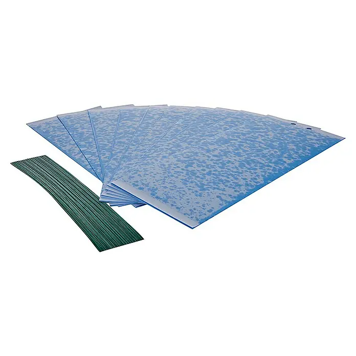 Swissinno Klebefalle - Blau, 10 Stk. - Abbildung einer Sammlung blauer Laminierfolien zusammen mit einigen grünen Bindedrähten, ideal für die Dokumentenorganisation.
