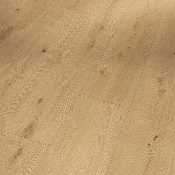 Parador Designbodenmuster Modular ONE Eiche Atmosphere Natur - 200 x 194 x 8 mm, Landhausdiele - Nahaufnahme eines Parkettbodens mit Maserung und Astlöchern, der eine natürliche und warme Atmosphäre ausstrahlt.