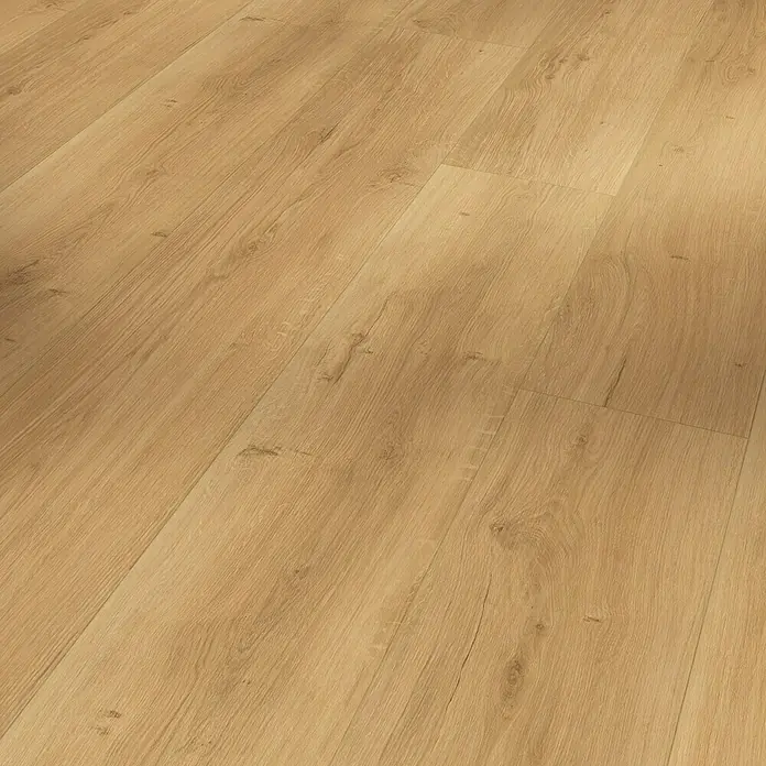 Parador Designboden Modular ONE Eiche Spirit Natur2.200 x 235 x 8 mm, Landhausdiele, Eiche Spirit Natur - Nahaufnahme von hellem Laminatboden mit Holzmaserung. Ideal für modernes Wohnen und einfache Pflege.