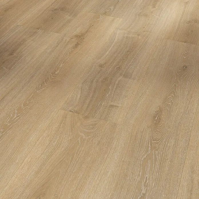 Parador Vinylbodenmuster Basic 30 Eiche Royal hell gekälkt - 200 x 216 x 9,4 mm, Landhausdiele - Nahaufnahme von Laminatboden in hellen Holztönen, der eine natürliche und warme Atmosphäre ausstrahlt. Die Textur ist gut erkennbar.