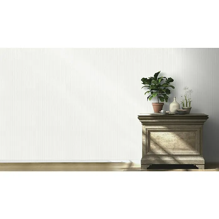 Rasch Wallton Vliestapete Fischgrät - Weiß, Streifen, 25 x 1,06 m - Beistelltisch aus hellem Holz mit Pflanzen, Geschirr und Vasen dekoriert. Stilvolle Akzente für Ihr Zuhause.