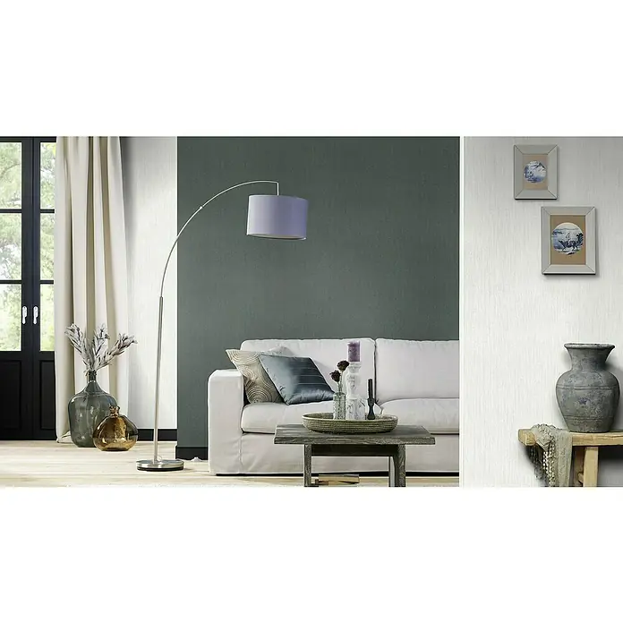 Rasch Wallton Vliestapete Längsstruktur - Weiß, Uni, 10,05 x 0,53 m - Ein elegantes Wohnzimmer mit einem Bogenlampe, einem weißen Sofa und dekorativen Elementen. Die Bilderrahmen an der Wand runden das Ambiente ab.
