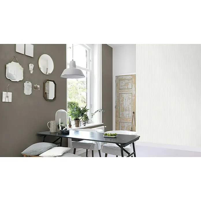 Rasch Wallton Vliestapete Fischgrät - Weiß, Streifen, 25 x 1,06 m - Helle und stilvolle Esszimmereinrichtung mit einem schwarzen Esstisch und einer Auswahl an Spiegeln an der Wand.