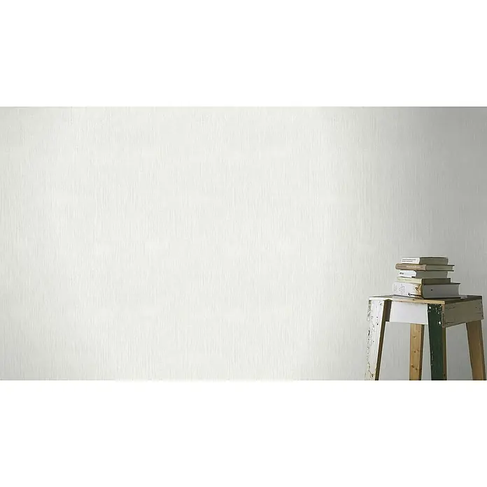 Rasch Wallton Vliestapete Längsstruktur - Weiß, Uni, 10,05 x 0,53 m - Bücherstapel auf einem rustikalen Holzhocker vor einer schlichten Wand, ein minimalistisches und dekoratives Arrangement.