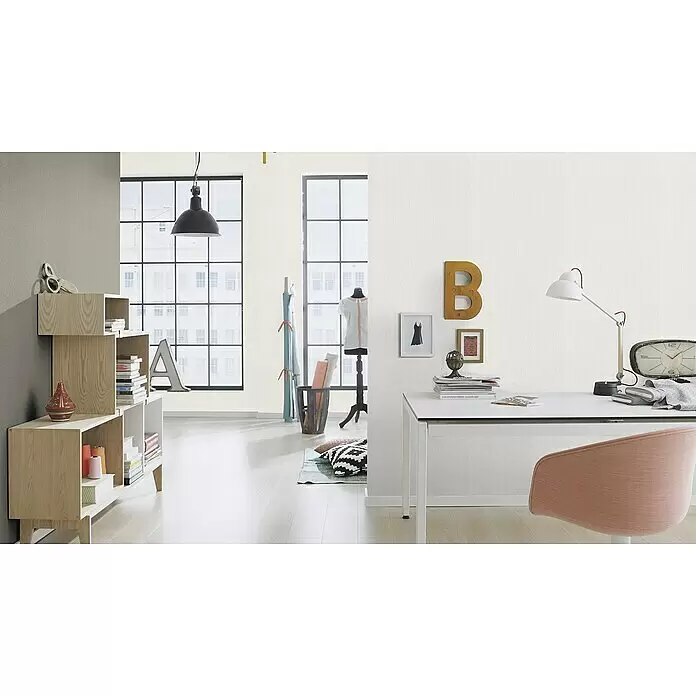 Rasch Wallton Vliestapete Premium Struktur II - Weiß, Uni, 10,05 x 0,53 m - Hellbeige Tapete mit feiner Struktur an den Wänden eines modernen Home-Office.