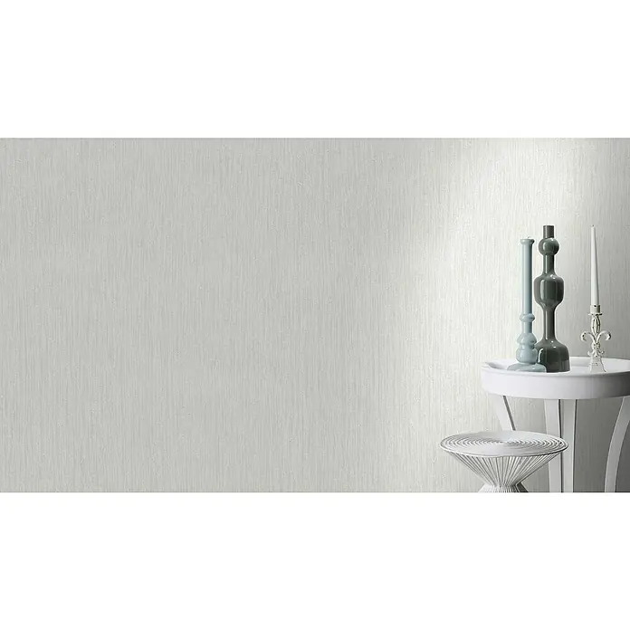 Rasch Wallton Vliestapete Längsstruktur - Weiß, Uni, 10,05 x 0,53 m - Elegante Dekoration mit Vasen und Kerze auf weißem Tisch. Die zarte Farbgebung verleiht dem Raum eine stilvolle Atmosphäre.