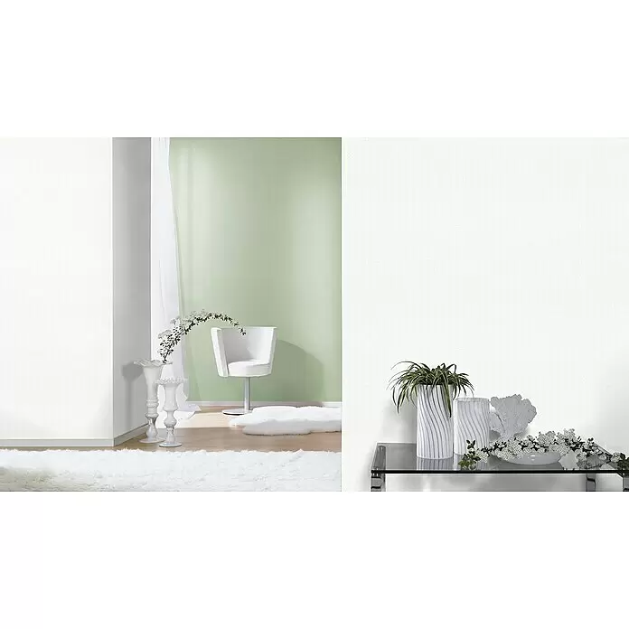 Rasch Wallton Vliestapete Feel Good - Weiß, Uni, 10,05 x 0,53 m - Texturierte cremeweiße und hellgrüne Tapete schmückt moderne Zimmerwände mit weißem Stuhl, flauschigem Teppich und Deko-Elementen.